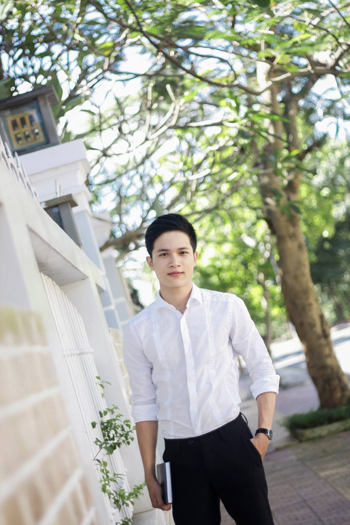 Chàng hot boy tên Vương cho biết, kiểu diện trang phục áo sơ mi trắng và quần tây đen luôn tạo thích hợp cho những lần dạo phố, đi học, bởi sẽ thấy bản thân trưởng thành, đĩnh đạc và đầy tự tin.