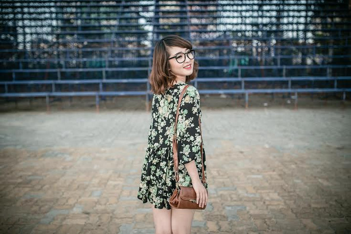 "Có rất nhiều thứ một cô gái nên làm và chỉ có thể làm khi con trẻ như việc bước ra đường với tất cả sự xinh đẹp và tự tin nhất tuổi thanh xuân. Thực sự sẽ là quá ngắn nếu mãi đắm mình trong những bộ đồ nhàm chán, muốn khác biệt hãy tự làm mới mình mỗi ngày", Thanh Hoài cho biết.