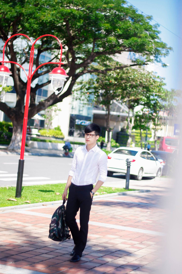 Trong khi đó, hot boy trường ĐH Bách khoa - ĐH Đà Nẵng lại tự tạo ra cho mình phong cách lịch lãm, nam tính trong trang phục áo sơ mi trắng, quần tây.