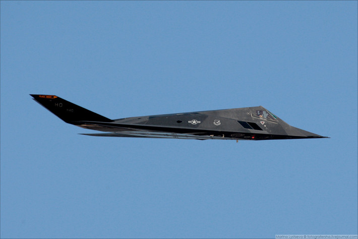 Đánh giá chung, so với các thế hệ F-22 sau này, F-117A tồn tại nhiều điểm yếu như việc nó không thể đạt tốc độ siêu âm dù trang bị đến hai động cơ turbofan F404, hệ thống lái khá phức tạp. Nguyên nhân dẫn tới các nhược điểm này được cho là chính việc sử dụng kỹ thuật tàng hình buộc phải tối ưu hình dạng máy bay. Nguồn ảnh: Bmpd