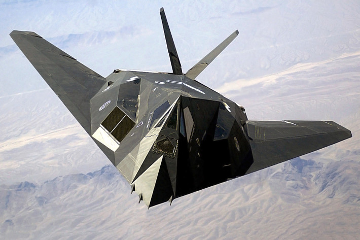 Trước khi Mỹ chính thức đưa vào sử dụng F-22 và B-2, F-117A là loại máy bay chiến đấu tàng hình "độc nhất" của cường quốc này. Nó được xem là đã mở ra cuộc cách mạng trong thiết kế máy bay chiến đấu thế hệ mới với hàng loạt công nghệ tiên tiến, mà đỉnh cao nhất là công nghệ tàng hình trước các hệ thống radar. Nguồn ảnh: Wikipedia