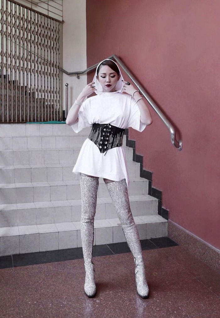 Theo kịp mốt áo hoodie của giới trẻ nhưng kết hợp với corset cổ điển lại chẳng phù hợp chút nào khiến bộ trang phục này lạc quẻ. Ảnh: Doisongphapluat.