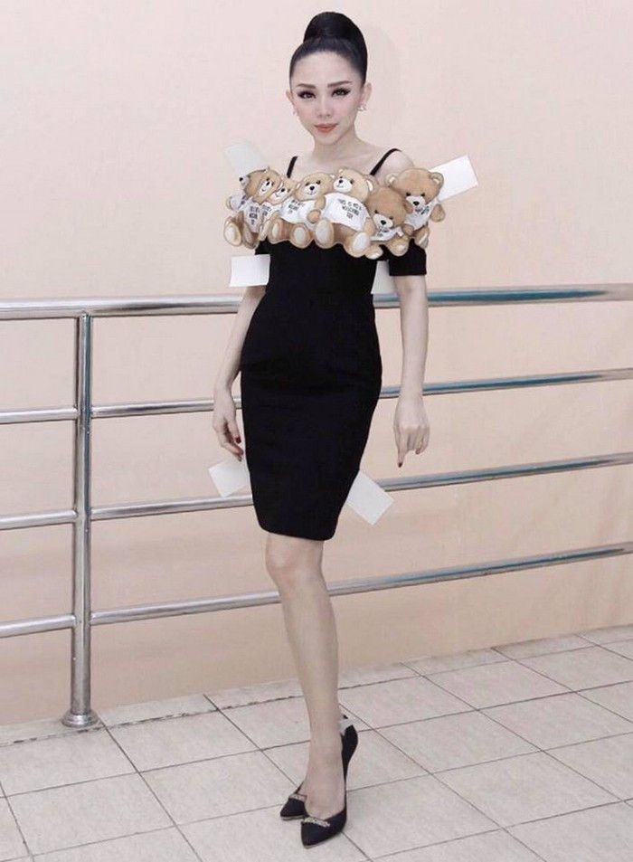 Tuy vậy, cũng có đôi lần ca sĩ “Ngày mai” được khen nức nở, điển hình như bộ cánh mang thương hiệu Moschino cao cấp này. Thiết kế không hề cầu kỳ, phá cách mà đơn giản nhưng lại mang đến sự trẻ trung sang trọng cho nàng HLV. Ảnh: Kul.