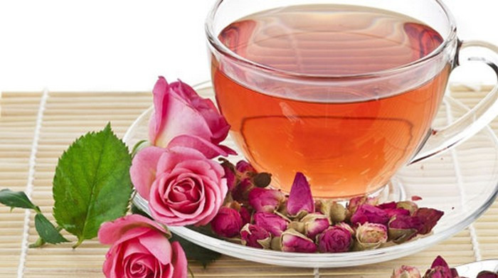 Trà hoa hồng. Dùng hoa hồng rửa sạch và bỏ vào bình kín sau đó hãm với nước sôi. Sau khoảng 20 phút là dùng được. Có thể uống thay trà trong ngày. Ảnh: Giamcan.