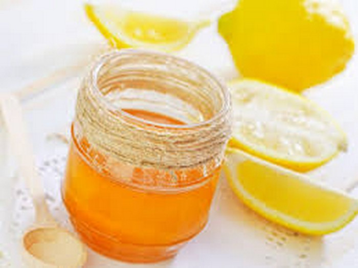 Mật ong. Hãy uống hỗn hợp mật ong pha với chanh hoặc quất và nước lọc, tỷ lệ: 1 thìa cà phê mật ong + 1/2 quả quất hoặc chanh + 5 thìa nước đun sôi để nguội. Uống trước khi bạn thấy thèm hút thuốc lá với số lượng 5-10 cốc/ngày. Ảnh: Alobacsy.