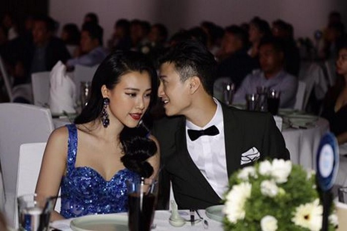 Sự có mặt của hai người thu hút sự chú ý của quan khách và truyền thông. Khi đối mặt, họ tỏ ra khá thoải mái và còn ngồi chung bàn tiệc. Huỳnh Anh - Hoàng Oanh thi thoảng còn ghé tai nhau thì thầm to nhỏ. Ảnh: Fb Honghotshowbiz.