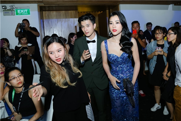 Anh chàng còn rất ga lăng đưa tình cũ thoát khỏi đám đông để vào bên trong. Thái độ này của cả hai sau chia tay khiến nhiều người bất ngờ. Ảnh: Fb Honghotshowbiz.