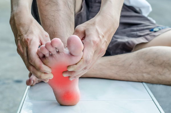 1. Đau nhức chân. Đau nhức chân là tình trạng khá phổ biến, thường gặp ở người trung niên và cao tuổi, đặc biệt là người mắc bệnh phong thấp. Nếu bạn cảm thấy đau nhức nhẹ, giảm dần khi dùng thuốc thì tình trạng có thể bắt nguồn từ bệnh viêm khớp hoặc một vài chấn thương khác. (Ảnh minh họa)