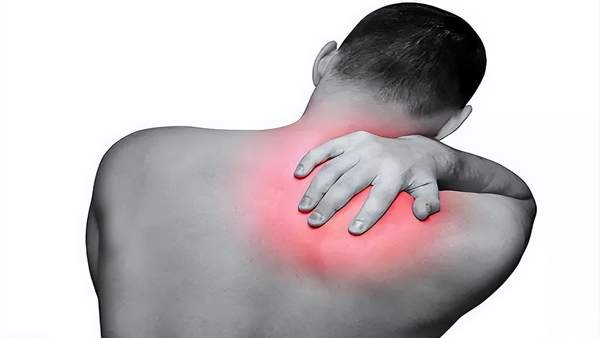 2. Đau lưng không rõ nguyên nhân. Tương tự đau chân, đau lưng cũng rất phổ biến. Các vị trí như cột sống cổ, xương sườn, cơ có vấn đề đều có thể gây đau lưng. Lưng cũng là bộ phận dễ bị tổn thương, chỉ cần bạn vận động mạnh đột ngột, tư thế ngủ không hợp lý cũng có thể gây đau. Điểm chung của tình trạng đau lưng này là hết dần theo thời gian hoặc sử dụng thuốc điều trị. (Ảnh: Toutiao)