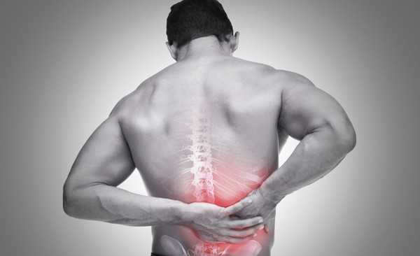 Vậy nhưng, nếu đau lưng không rõ nguyên nhân thì cần hết sức cảnh giác, rất có thể đây là dấu hiệu ung thư phổi. Bình thường, phổi chứa ít dây thần kinh nên bạn sẽ không cảm nhận cơn đau rõ rệt khi bệnh ở giai đoạn đầu. Khi khối u phát triển, xâm lấn vào màng phổi, xương sườn và cột sống sẽ gây nên tình trạng đau. (Ảnh minh họa)