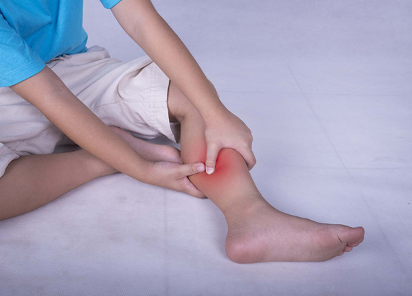 Ngược lại, nếu cơn đau dữ dội, liên tục; giữa các cơn đau không ngắt quãng thì bạn cần cảnh giác với ung thư xương, ung thư phổi hoặc một số bệnh khác. Thông thường, vị trí cơn đau do ung thư thường cố định, mở rộng dần theo sự phát triển của bệnh. Dùng thuốc cũng khó giảm đau. (Ảnh minh họa)
