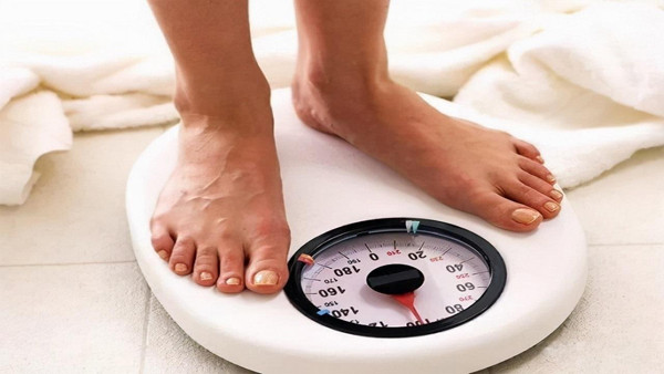 5. Giảm cân đột ngột trong thời gian ngắn. Áp dụng chế độ ăn kiêng, tập luyện cường độ cao có thể khiến bạn gầy đi nhanh chóng. Vậy nhưng, nếu giảm cân đột ngột không rõ nguyên nhân thì cần cảnh giác, rất có thể bạn đang đối diện với ung thư. (Ảnh: Toutiao)