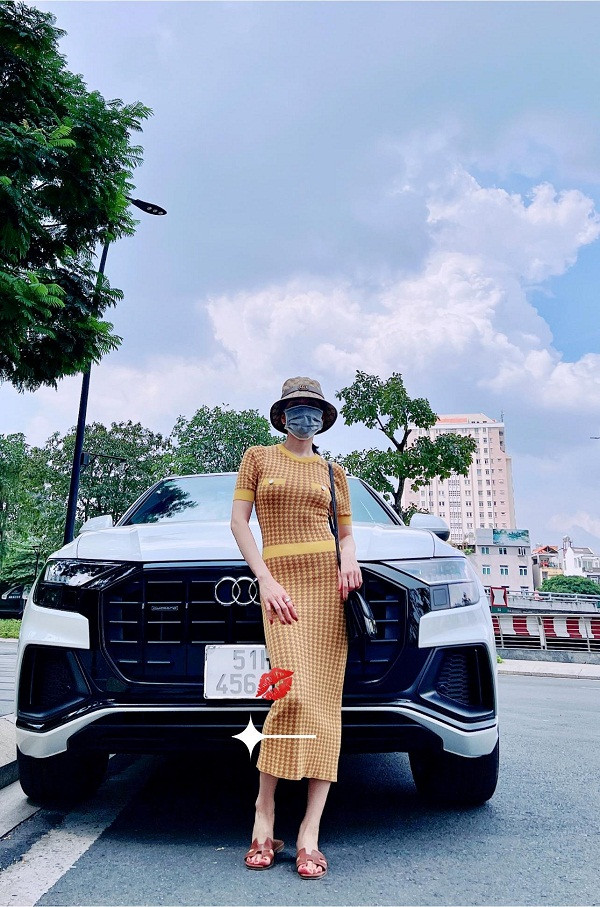 Cụ thể, Lệ Quyên chọn mặc bộ đầm họa tiết caro dáng dài, có độ ôm vừa phải. Nhìn tổng thể, trang phục khá kín đáo song chi tiết chiếc cúc áo được thiết kế đều hai bên ngực khiến người nhìn nhầm tưởng nữ ca sĩ “thả rông”, để lộ đầu ngực kém duyên.