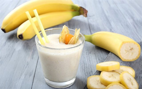 Chuối là gợi ý tuyệt vời để loại bỏ rác trong dạ dày. Chất xơ dồi dào trong chuối sẽ thúc đẩy nhu động ruột, giảm táo bón rất hiệu quả.