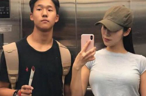 Xinh đẹp, giỏi giang, hiện Li Eubi có cuộc sống viên mãn với người chồng kém 13 tuổi. Dù có sự chênh lệch tuổi tác nhưng những bức hình chụp chung, ngoại hình cặp đôi rất tương xứng.