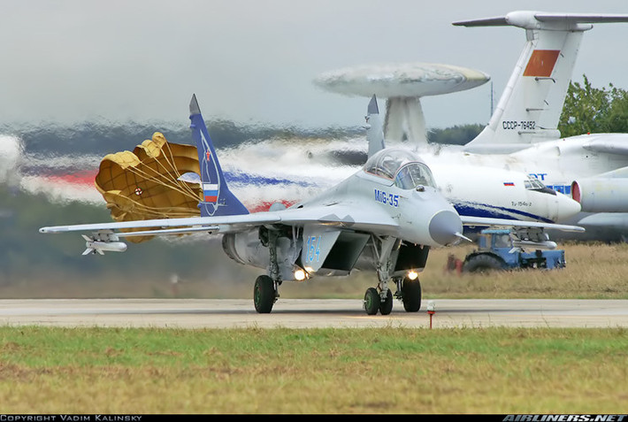 Cũng cần lưu ý rằng, MiG-35 khắc phục được hầu hết nhược điểm của máy bay tiêm kích hạng nhẹ và hạng trung bao gồm khả năng nhận thức tình huống, trần bay hạn chế, phạm vi và tải trọng. Nguồn ảnh: Airliners.net