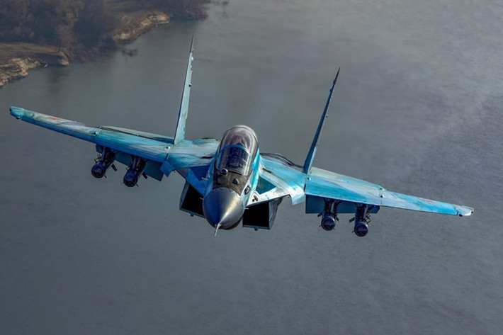 Vũ khí của MiG-35 cũng vượt xa F-35, nó có trọng tải lớn hơn nhiều so với "tiền nhiệm" MiG-29. Theo một số báo cáo, máy bay chiến đấu MiG có thể mang theo không quá 8 tên lửa không đối không hỗn hợp hoặc 10 quả tên lửa đối không tầm nhiệt tầm ngắn hạng nhẹ. Nguồn ảnh: Wikipedia