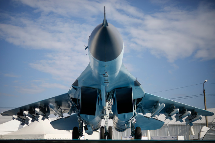 Dù là máy bay chiến đấu thế hệ 4, nhưng MiG-35 được trang bị nhiều công nghệ mới như động cơ có kiểm soát véc tơ lực đẩy, hệ thống điện tử hàng không hiện đại và sức mạnh của 8 tên lửa không đối không cho phép nó thực hiện hiệu quả nhiệm vụ chiếm ưu thế trên không. Nguồn ảnh: Wikipedia