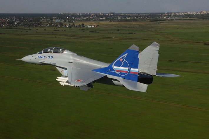 "Ưu điểm của MiG-35 nằm ở khả năng kết hợp các đặc tính kỹ thuật ấn tượng với ưu điểm của máy bay chiến đấu hạng trung - chi phí vận hành và giá bán thấp, tốc độ bay cao, hạ cánh ở đường băng ngắn gần tiền tuyến và rất dễ bảo trì", Military Watch đánh giá. Nguồn ảnh: Wikipedia