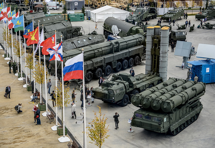 Trong khuôn khổ Diễn đàn quân sự - kỹ thuật Army 2019, Bộ Quốc phòng Nga lập kỷ lục mới trong việc ký hợp đồng vũ khí. Theo đó, các quan chức Nga đã đặt bút ký 46 hợp đồng với hàng chục doanh nghiệp quốc phòng, tổng trị giá khoảng 1.000 tỷ rub (tương đương 1 tỷ USD). Nguồn ảnh: Wikipedia