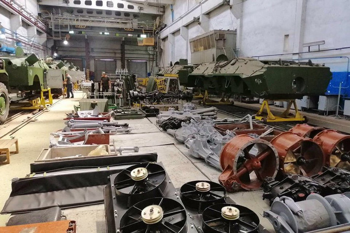Có thể nói, Ukraine dù muốn dù không chắc hẳn trong lòng họ tự hiểu rằng họ đang nhờ cậy nhiều vào nguồn xe thiết giáp vô tận được chia cho sau khi Liên Xô sụp đổ. Nguồn ảnh: UA