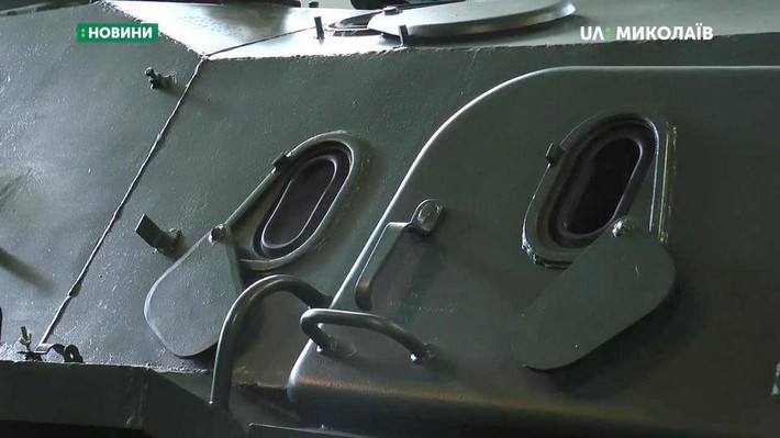 Lỗ châu mai dọc thành xe thiết giáp BTR-60. Nguồn ảnh: UA