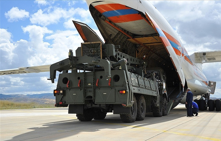 Cũng theo phía Thổ Nhĩ Kỳ, các thành phần S-400 được đưa tới bao gồm một số bộ phận đảm bảo chiến đấu và xe chở đạn. Có lẽ những ngày tới thì bệ phóng tự hành, đạn dược cùng radar mới được đưa tới. Nguồn ảnh: BQP Thổ Nhĩ Kỳ