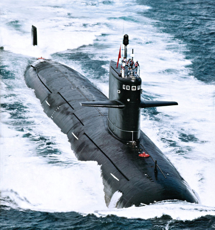 Type 093 do Công ty đóng tàu Bột Hải, Hồ Lô Đảo chế tạo từ năm 2006 với số lượng 6 chiếc. Lớp tàu có lượng giãn nước 7.000 tấn khi lặn, dài 110m, rộng 11m, mớn nước 7,5m. Nguồn ảnh: GlobalSecurity.org