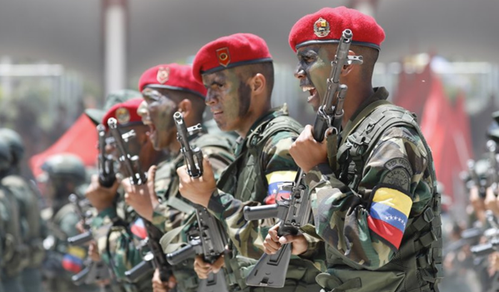 Trong cuộc duyệt binh, Venezuela đã phô diễn nhiều khí tài quân sự hạng nặng do Nga và Trung Quốc sản xuất. Đó là những vũ khí chủ lực tuyệt vời nhất của quốc gia này. Nguồn ảnh: dambiev