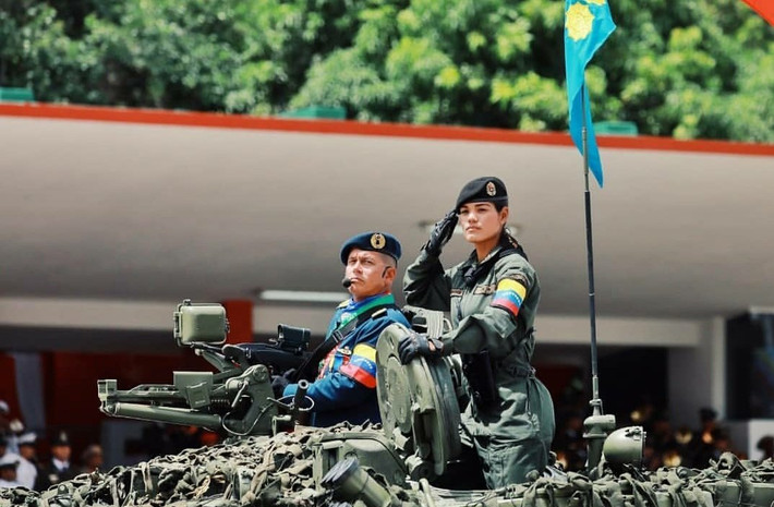 Một nữ quân nhân đứng trên nóc xe tăng T-72. Nước này hiện có 192 chiếc T-72B1 mua từ Nga, chúng đóng vai trò “xương sống” trong lực lượng thiết giáp nước này. Nguồn ảnh: dambiev