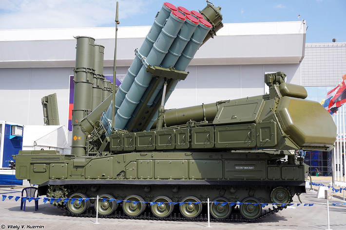 Trong ảnh là bệ phóng tự hành tích hợp radar dẫn bắn 9A317M của tổ hợp Buk-M3. Bệ phóng này trang bị một radar có chức năng theo dõi, dẫn đường tên lửa và hai pod với 12 ống phóng chứa đạn tên lửa 9M317M. Nguồn ảnh: Vitaly-Kuzmin