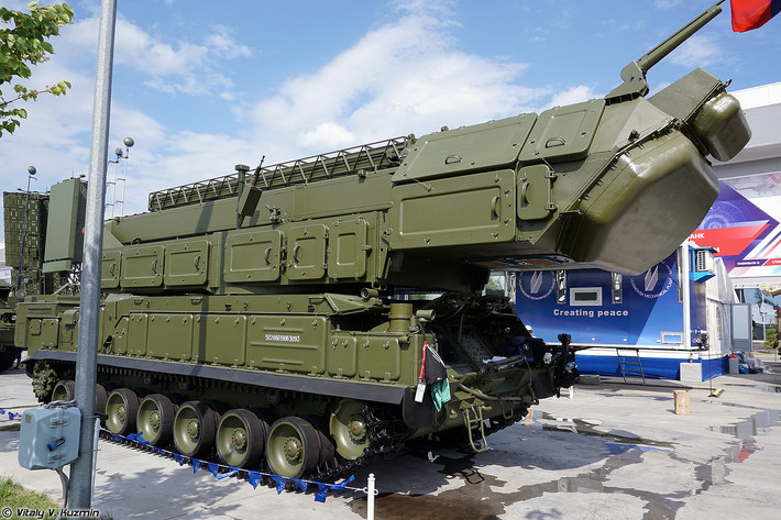 Khí tài radar hỗ trợ hệ thống vẫn sử dụng các thành phần của tổ hợp Buk-M2. Trong ảnh là đài radar dẫn bắn 9S36M của tổ hợp Buk-M3. Đài làm nhiệm vụ chiếu xạ và dẫn đường tên lửa có tầm trinh sát mục tiêu diện tích phản xạ sóng radar 1-2m2, độ cao 3km tới 120km và giảm xuống 30-35km với mục tiêu 1-2m2 bay ở độ cao 10-15m. Nguồn ảnh: Vitaly-Kuzmin