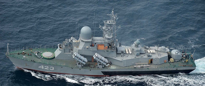 Bức ảnh chất lượng cao được chụp phát hiện ra tàu tên lửa nhỏ Smerch thuộc Đề án 12341 trang bị các bệ phóng “lạ” trông như hệ thống tên lửa hành trình chống hạm Kh-35 Uran khi nó cùng tàu kéo MB-61 đang di chuyển từ Kamchatka tới Vladivostok. Nguồn ảnh: BQP Nhật Bản