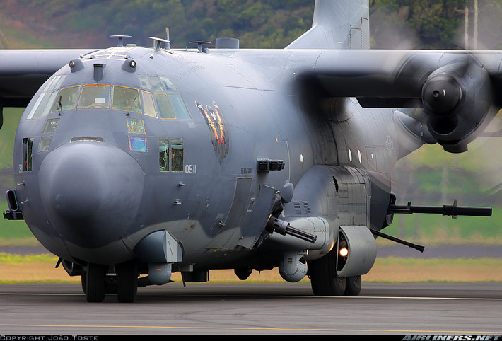 Về hỏa lực, so với đời AC-130H và các đời trước, AC-130U được vũ trang rất mạnh gồm: một pháo 40mm; một pháo 105mm và một pháo dạng gatling 25mm. Các loại hỏa lực này đếu bố trí ở một bên thân máy bay, khi khai hỏa, máy bay sẽ nghiêng cánh để “hỏa thần” chùm lên đầu quân địch. Nguồn ảnh: Airliners.net