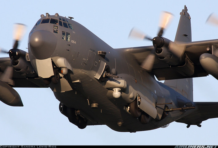 Phiên bản AC-130U được chính thức đưa vào hoạt động năm 2001 với nhiều thay đổi ở cấu hình vũ khí, hệ thống điện tử hàng không. Nhiệm vụ chính của nó vẫn là yểm trợ hỏa lực đường không bao gồm hộ tống bộ binh, cơ giới và tiêu diệt phòng không điểm... Nguồn ảnh: Airliners.net