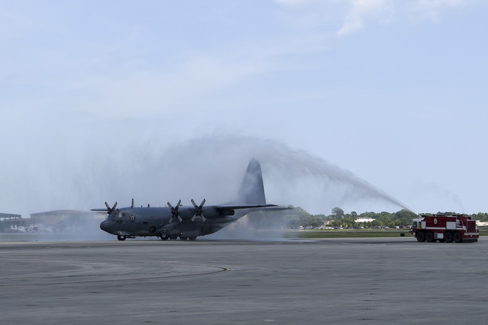 Theo tạp chí Scramble, hai chiếc AC-130U mang số hiệu thân 89-1056 và 90-0167 đã trở về sân bay với màn phun nước chào mừng... ngày nghỉ hưu đã đến. Nguồn ảnh: Airman 1st Class Blake Wiles
