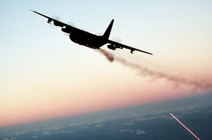 AC-130U là đời thứ 4 là dòng máy bay vận tải - vũ trang hạng nặng AC-130 được Mỹ phát triển từ thời chiến tranh Việt Nam. Đây được coi là một trong những máy bay có sức tấn công khủng khiếp, rất phù hợp với các cuộc không kích tuyến đường vận tải, hậu cần với thời gian bay quần vòng cực lâu. Nguồn ảnh: Wikipedia