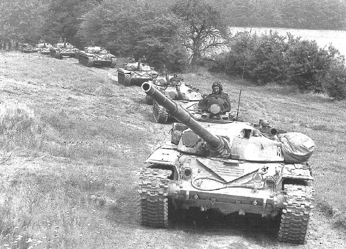 Dòng T-72M này được thiết kế trên cơ sở phiên bản T-72A model 1979 phục vụ trong Quân đội Liên Xô. Chúng trang bị khẩu pháo 125mm D-81TM với hệ thống nạp đạn tự động, hệ thống điều khiển hỏa lực thiếu máy tính đường đạn, động cơ chỉ có công suất 840hp. Nguồn ảnh: Wikipedia