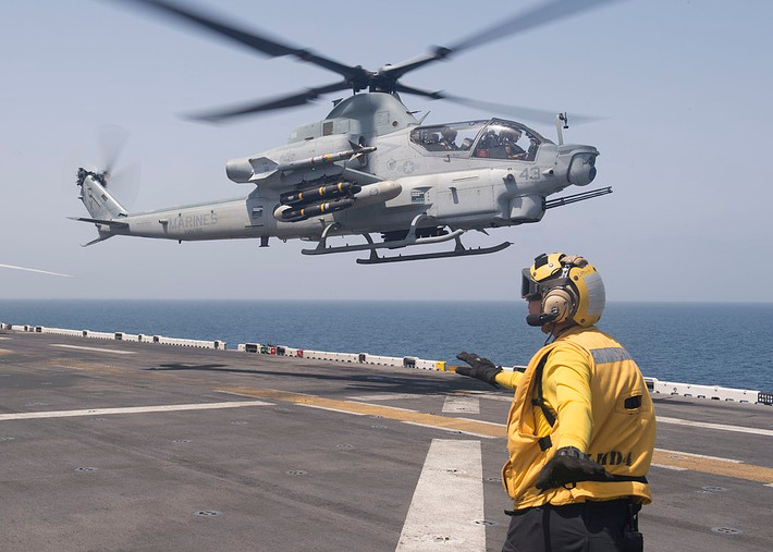 4 trực thăng tấn công AH-1W/Z Super Cobra/Viper và 3-4 trực thăng vận tải đa dụng UH-1Y Venom. Nguồn ảnh: Wikipedia