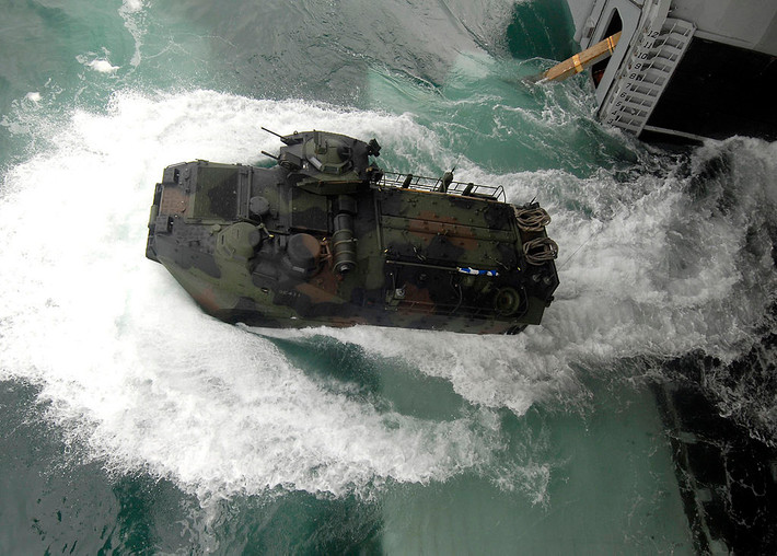 Ngoài lực lượng không quân, USS Boxer còn chở theo được 3 tàu đổ bộ đệm khí hoặc 2 tàu đổ bộ đa dụng LCU hoặc 12 tàu đổ bộ cơ giới LCM và 1.600 lính thủy đánh bộ. Nguồn ảnh: Wikipedia