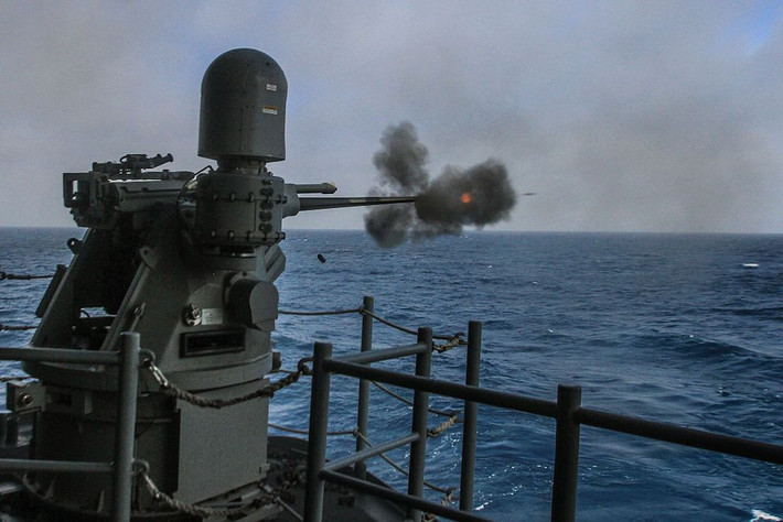 3 bệ pháo cao tốc CIWS Phalanx 20mm và 4 bệ pháo 25mm MK38 có cự ly bắn hiệu quả khoảng 2km. Nguồn ảnh: Wikipedia