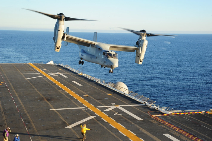 Ngoài ra, với nhiệm vụ đột kích đường không, khi cần USS Boxer có thể triển khai tới 22 máy bay vận tải MV-22B Osprey. Nguồn ảnh: Wikipedia