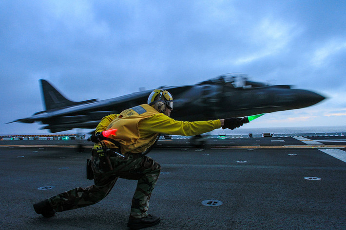 Với nhiệm vụ kiểm soát hoàn toàn vùng biển, USS Boxer mang được tối đa 20 chiếc AV-8B hoặc 20 F-35B – một con số đáng mơ ước với các tàu sân bay hạng nhẹ - hạng trung trên thế giới. Nguồn ảnh: Wikipedia