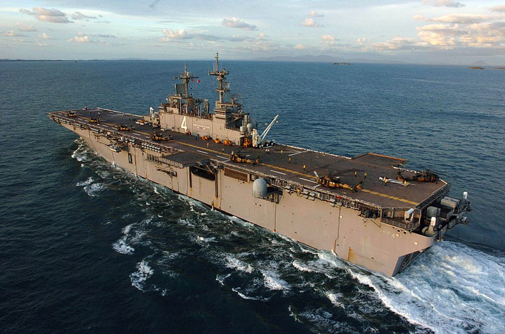 Sự tổn hại đó (nếu có) là cú giáng mạnh vào Hải quân Mỹ khi USS Boxer (LHD-4) là một trong những chiến hạm mạnh mẽ nhất của nước này hiện nay. USS Boxer tuy mang tiếng là tàu đổ bộ, nhưng thực sự từ thiết kế con tàu tới khả năng mang vác của nó tương đương với tàu sân bay hạng trung. Nguồn ảnh: Wikipedia