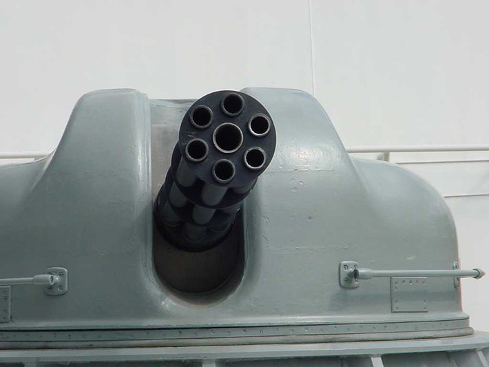 Bề ngoài của AK-306 giống hệt pháo CIWS AK-630 nổi tiếng nhưng chúng có khẩu pháo nhẹ hơn nhiều cho phép tích hợp trên các loại tàu chiến cỡ nhỏ. Nguồn ảnh: roe