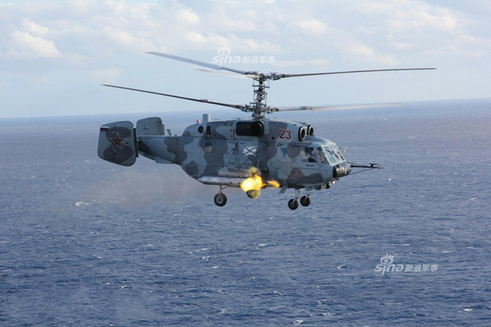Trên trực thăng còn tích hợp sẵn một khẩu súng máy dạng Gatling GShG-7.62 4 nòng 7,62mm có tốc độ bắn 3.500-6.000 phát/phút, tầm bắn xa nhất đến 1.000m. Nguồn ảnh: Wikipedia