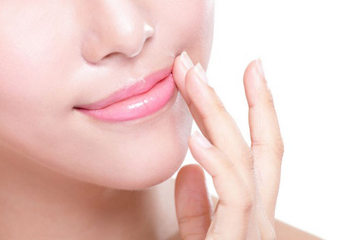 Để chăm sóc sau khi phun môi, bạn nên vệ sinh thật cẩn thận và kỹ lưỡng hàng ngày để đảm bảo đôi môi không bị khô nẻ hay viêm nhiễm. Ảnh: smartbeauty.