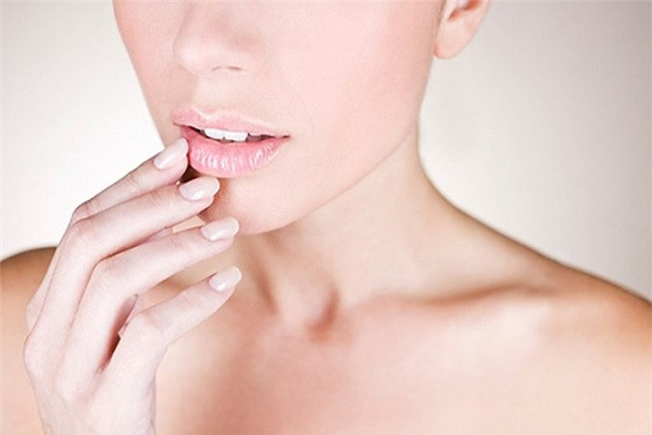 Đồng thời, bạn phải dùng khăn ẩm thấm sạch hoặc rửa môi bằng nước đun sôi để nguội sau mỗi lần ăn uống. Ảnh: newgem.