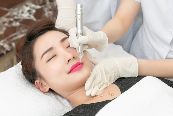 Nếu sau khi phun môi, bạn cảm thấy môi bị đau, sưng, bạn có thể sử dụng thuốc theo hướng dẫn của bác sĩ chuyên môn phụ trách. Ảnh: ipu132vietnam.