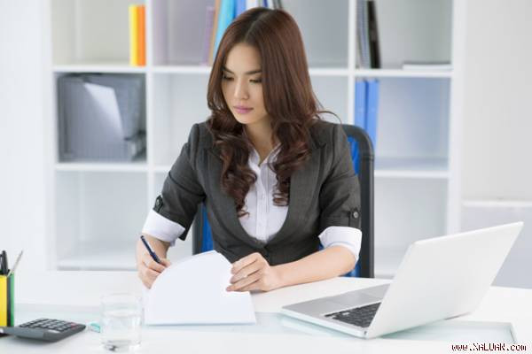 Ngoài ra việc luôn cựa quậy, nhúc nhích thay vì giữ cơ thể không ở trạng thái tĩnh trong khi ngồi và đứng cũng đã được chứng minh là có thể làm tăng số lượng calo được đốt cháy, đặc biệt là ở những người thừa cân. Ảnh: baodansinh.